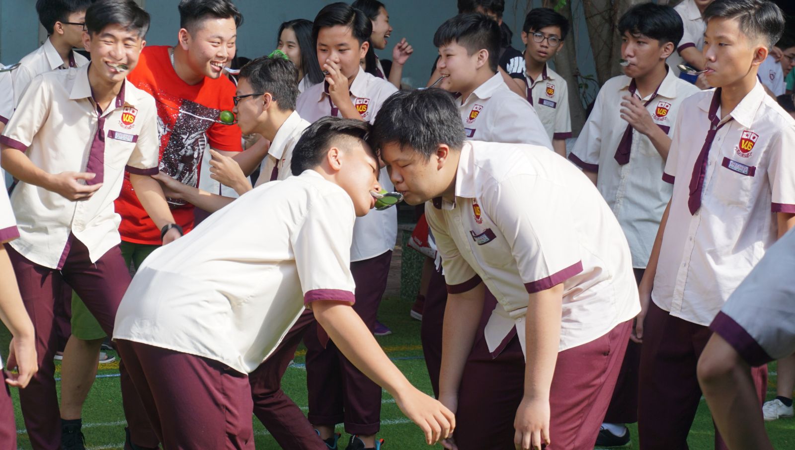 Học sinh VJS chơi ngậm muỗng chuyền chanh