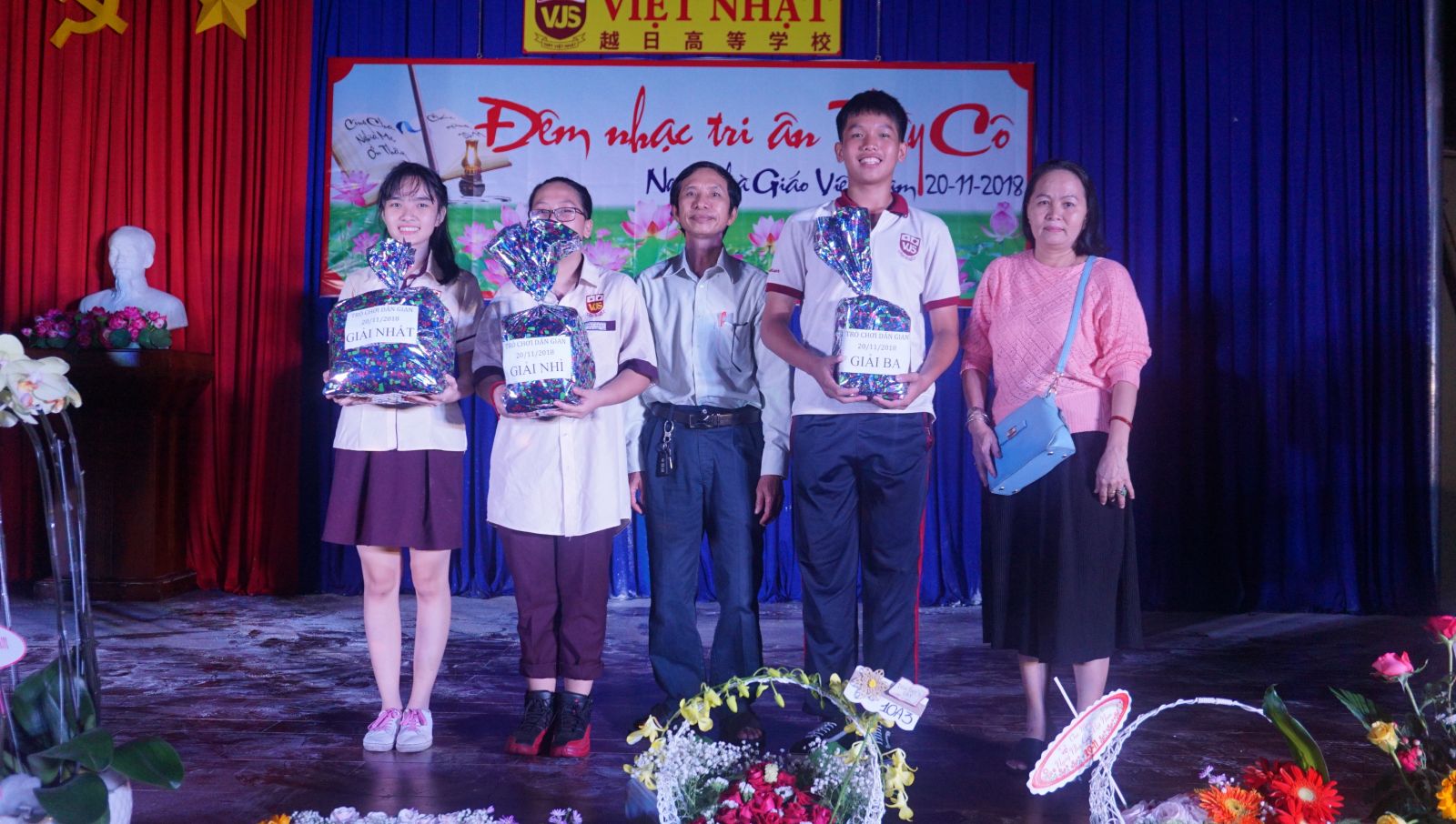 Học sinh VJS nhận phần thưởng trong Hội thi