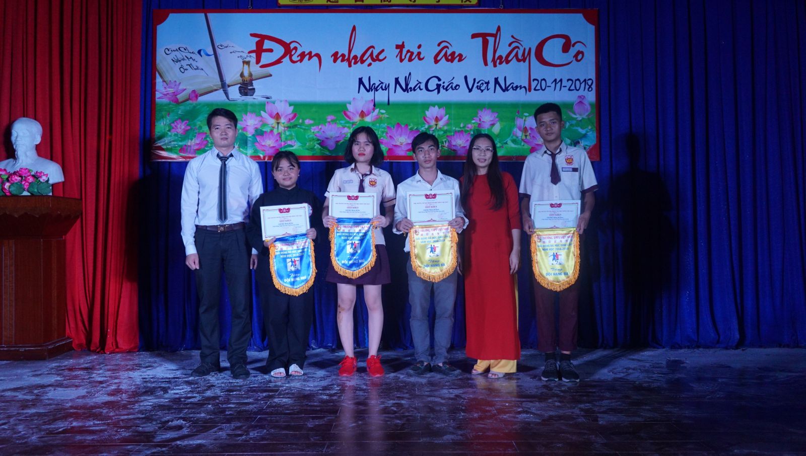 Học sinh VJS nhận phần thưởng trong Hội thi