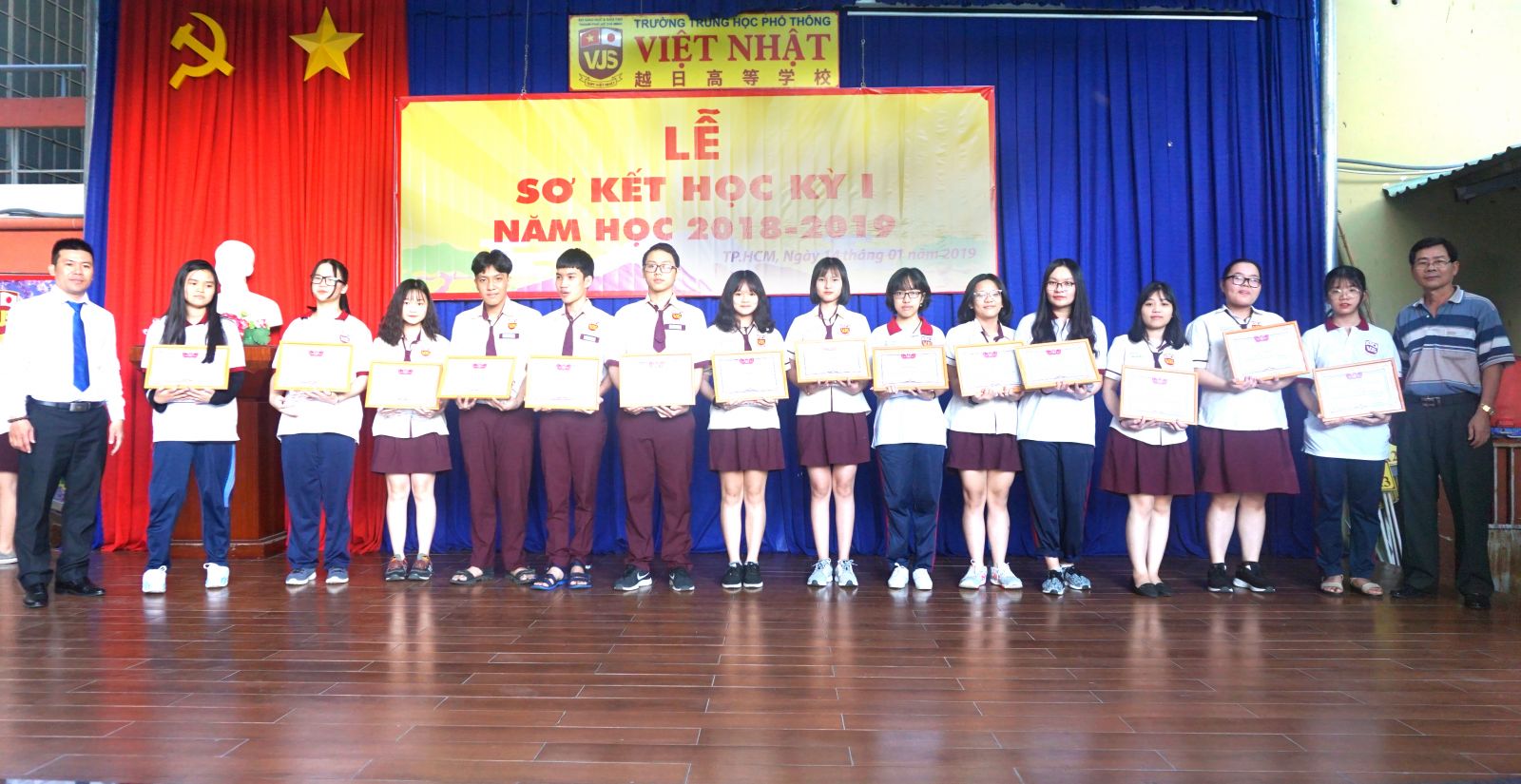Các bạn học sinh trường THPT VIệt Nhật nhận Khen thưởng học sinh có kết quả học tập và rèn luyện tốt Học kỳ I 2018-2019