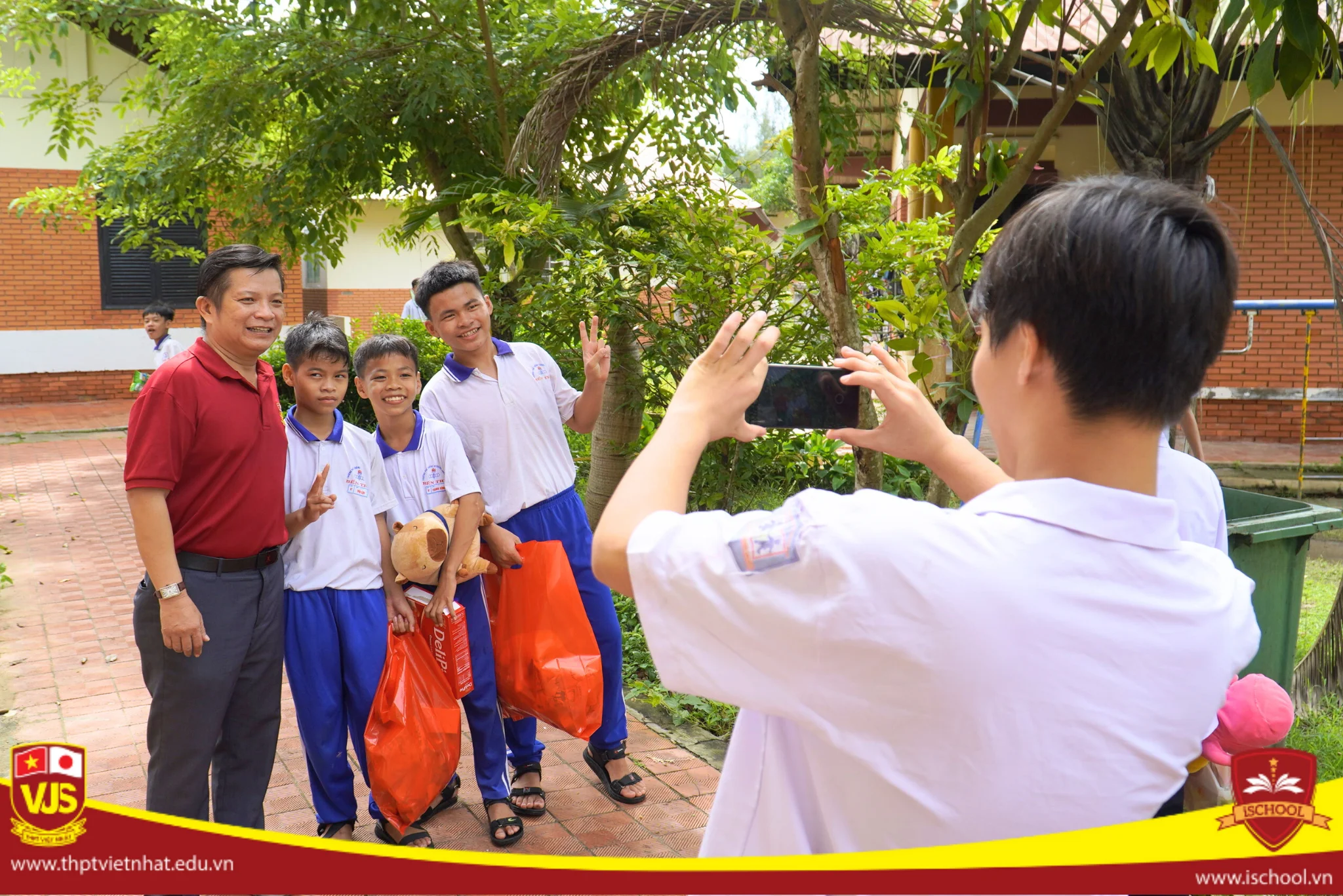 Hành Trình Thiện Nguyện Đầy Ý Nghĩa Của Học Sinh Trường THPT Việt Nhật Tại Làng Trẻ Em SOS Bến Tre