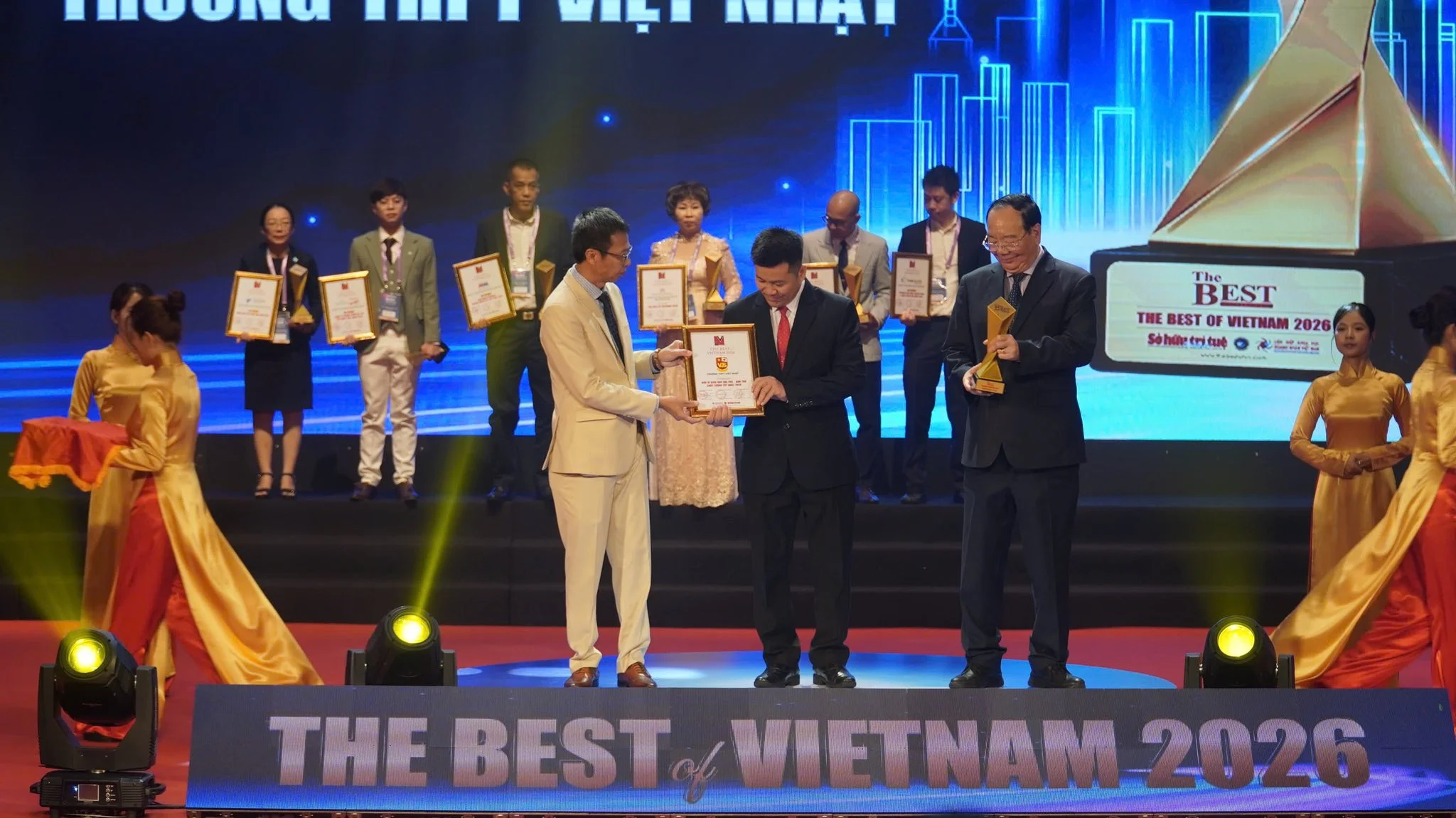 THPT Việt Nhật - giải thưởng top “trường nội trú - bán trú tốt nhất năm 2026