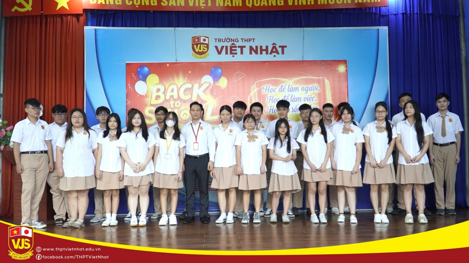 Rộn ràng ngày trở lại trường – chào năm học mới tại thpt việt 
