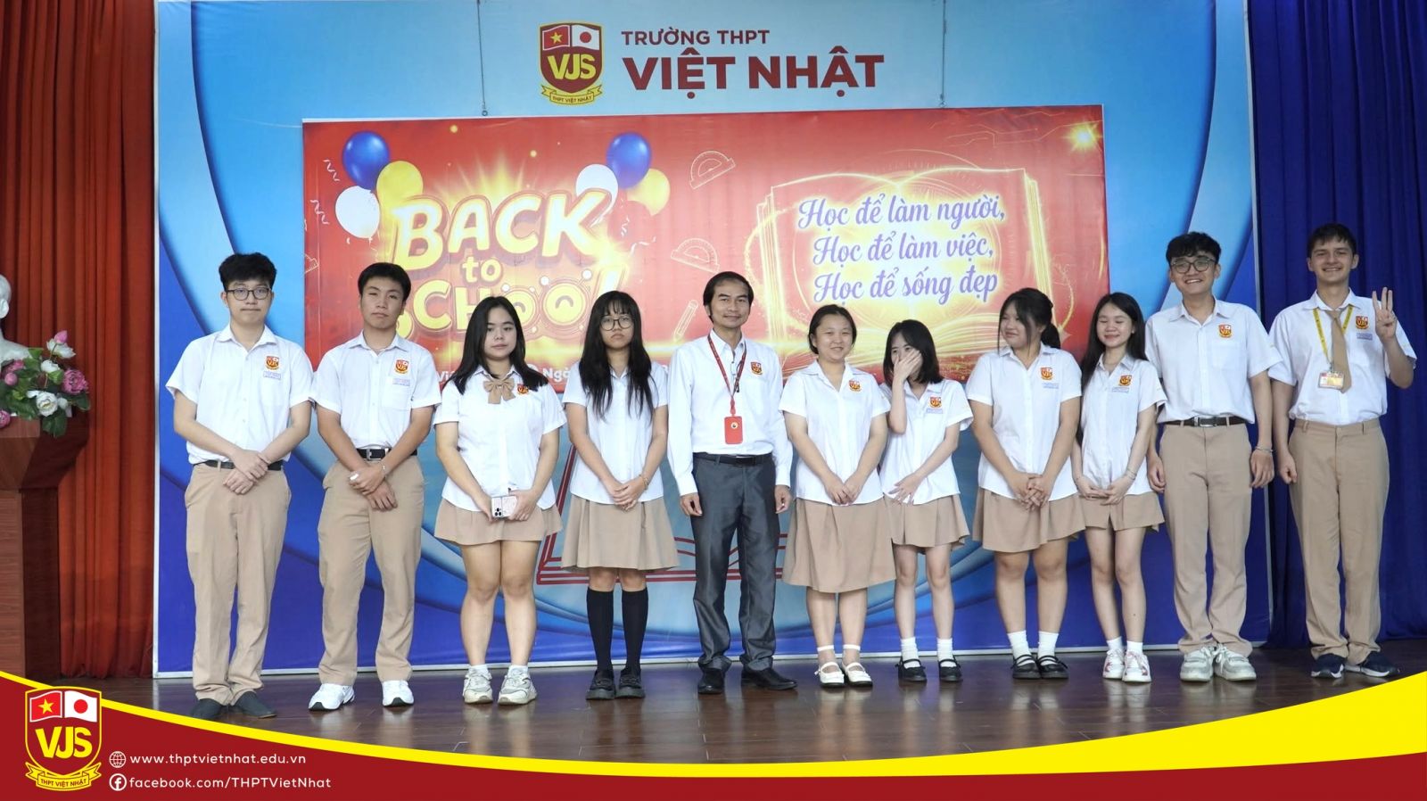 Rộn ràng ngày trở lại trường – chào năm học mới tại thpt việt 